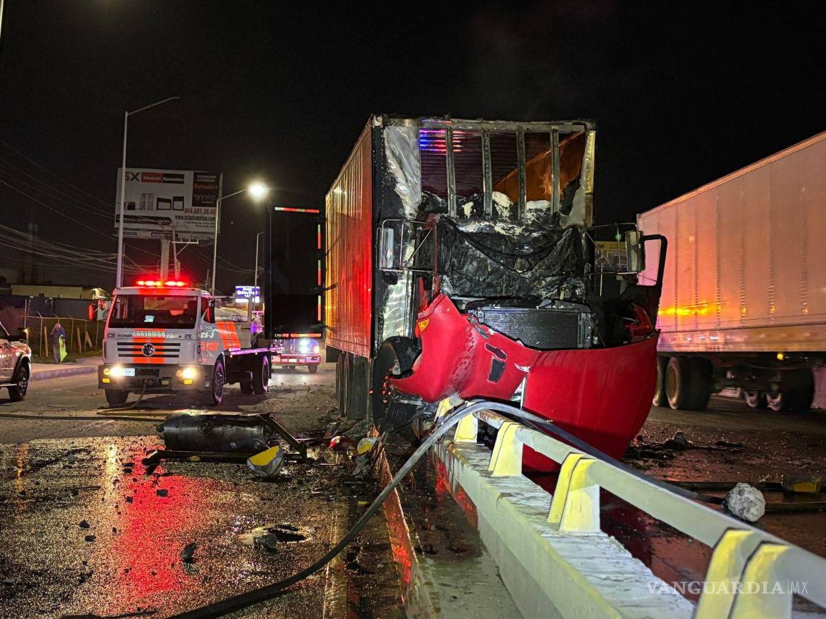 $!Bomberos de Ramos Arizpe trabajanron durante varios minutos para sofocar el incendio.