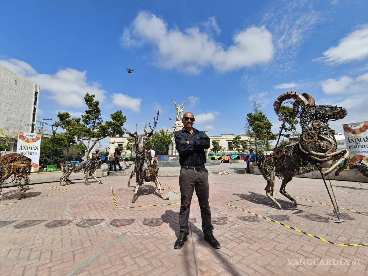 $!El arte de la escultura en metal llega a la Plaza Acuña con figuras de la fauna silvestre de Coahuila