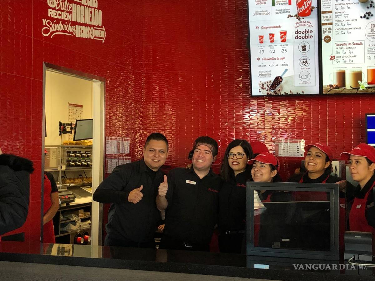 $!Con -4 grados, hacen fila fuera de Tim Hortons desde las 6:30 am en Saltillo