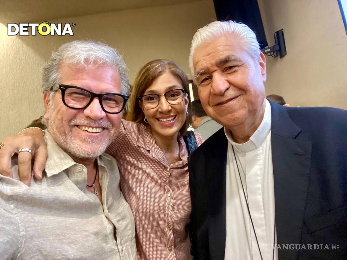 $!De derecha a izquierda, don Rogelio Cabrera López, Arzobispo de Monterrey, Gaby la Irreverente y el autor.