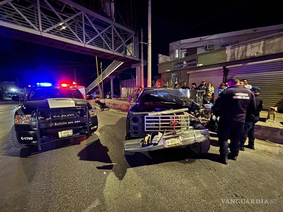 $!Elementos de tránsito aseguraron el área tras el choque frontal para prevenir más accidentes.