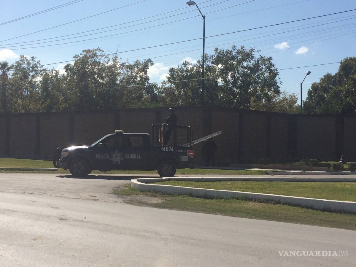 $!Catean federales residencia del dueño de la televisora RCG en Saltillo