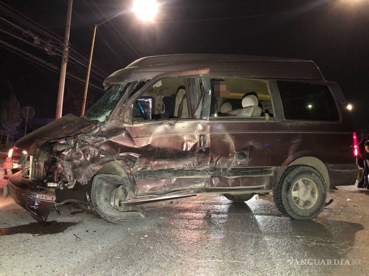 $!Paramédicos de la Secretaría de Salud atendieron a los involucrados en el accidente, quienes afortunadamente no sufrieron lesiones graves.