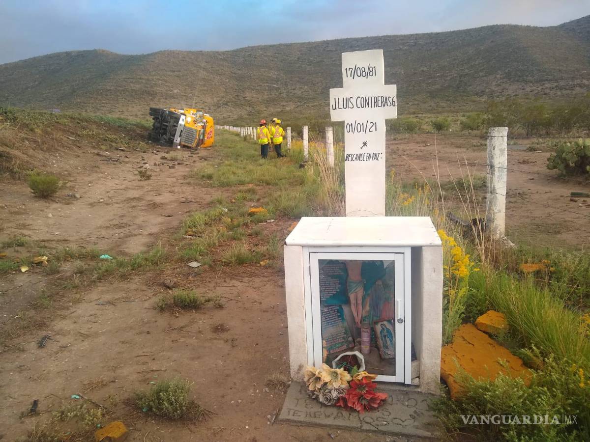 $!El tráiler marca Kenworth, perteneciente a la empresa TC, quedó muy cerca de un altar fúnebre.
