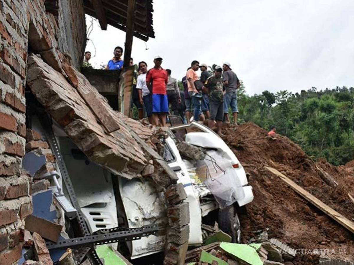 $!Alud de tierra en Indonesia deja un muerto y 26 desaparecidos