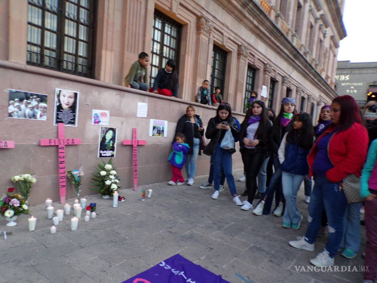 $!No hubo misa ni velorio de Evelyn, pero días después hubo protestas y manifestaciones. Se trató del feminicidio número 15 de una adolescente.