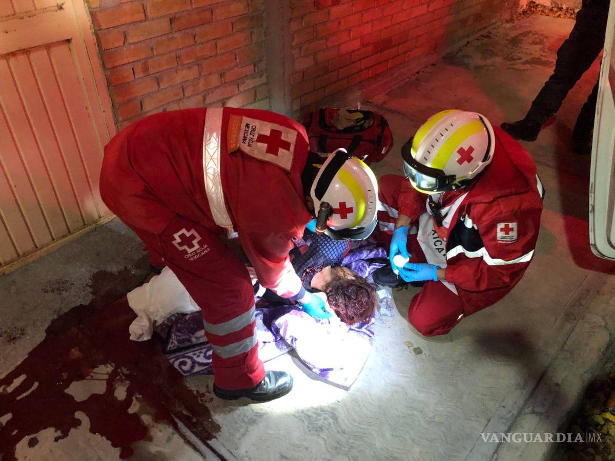 $!Paramédicos revisaron al joven, pues sangraba profusamente.