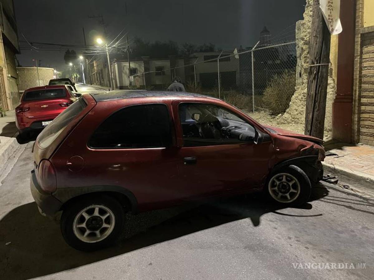 $!El ruido del choque despertó a los vecinos, que salieron a comprobar si sus propios vehículos habían sufrido daños, pero afortunadamente no fue así.