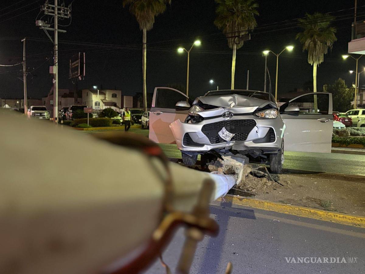 $!Autoridades de Tránsito aseguraron el vehículo tras el accidente en el bulevar Moctezuma.