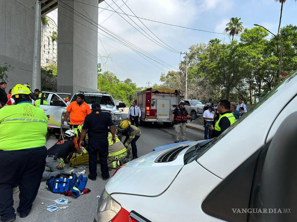 $!Un tráiler cayó desde puente de la autopista Monterrey-Saltillo