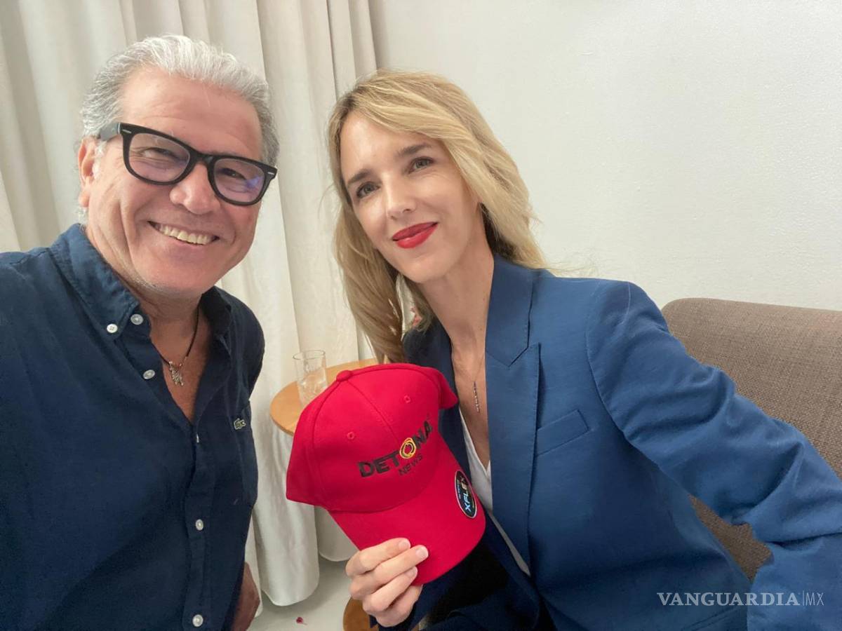 $!Cayetana Alvarez, con el autor.