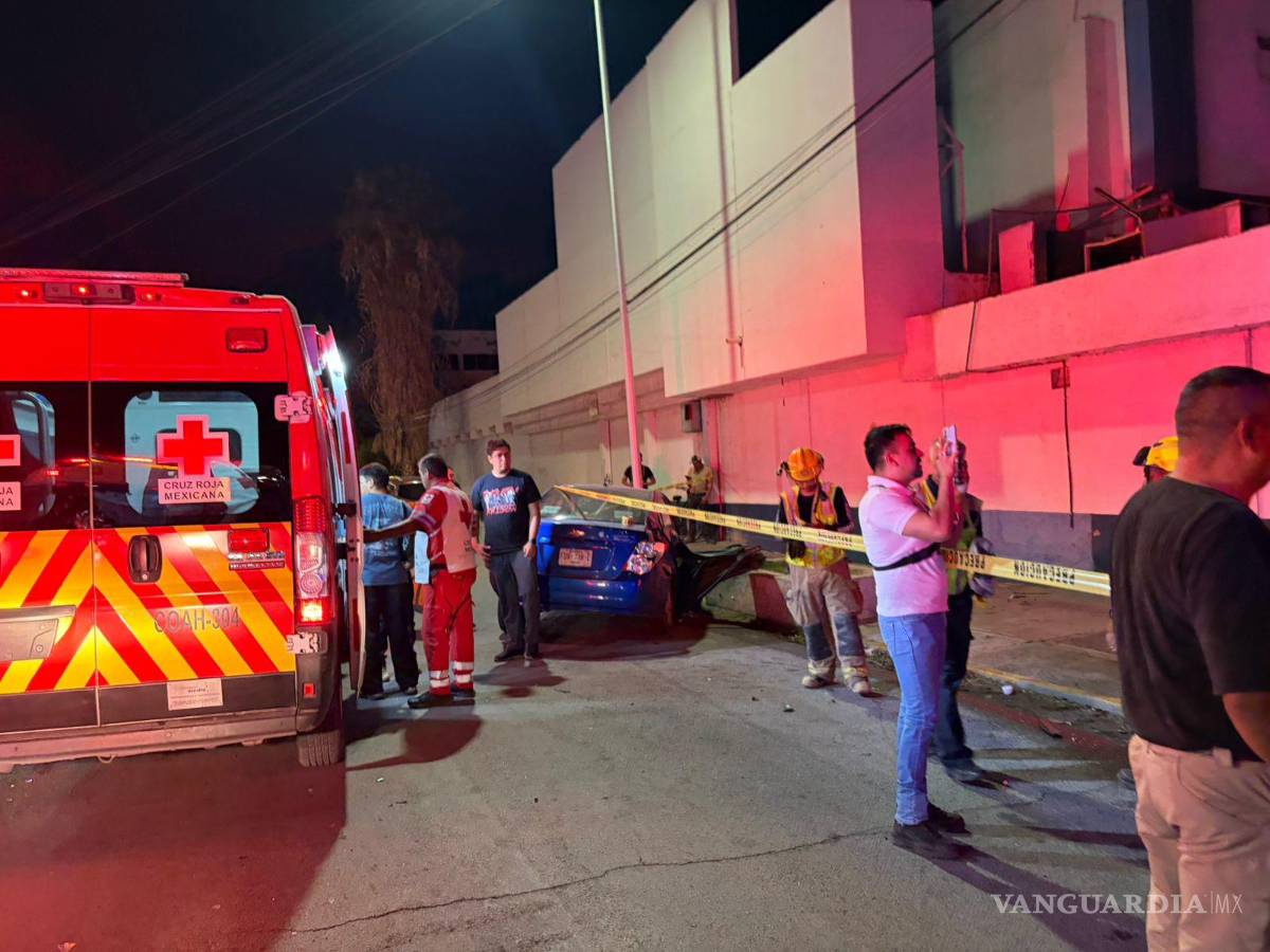 $!Choque entre autobús y camioneta deja cinco lesionados en el Centro de Torreón