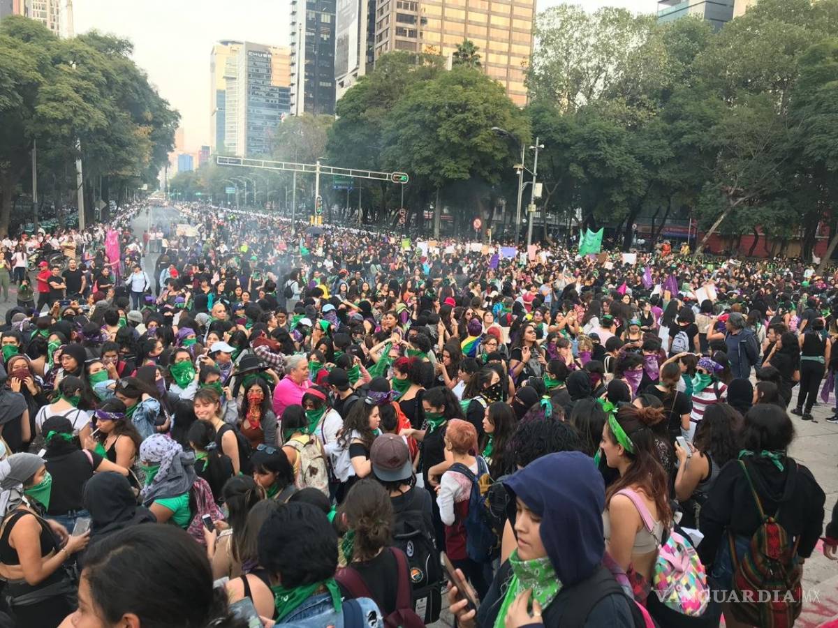 $!Avanza marcha feminista en dirección al Zócalo de CDMX; encapuchados realizan destrozos y pintas