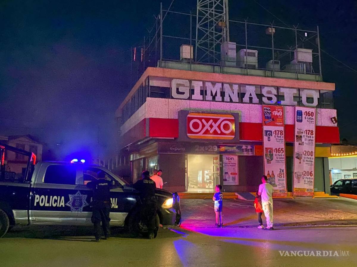 $!Personal de Bomberos utilizó equipo especializado para ingresar a la parte trasera del establecimiento, donde presuntamente se originó el fuego a causa de un cortocircuito en una bodega, de acuerdo con los primeros reportes.