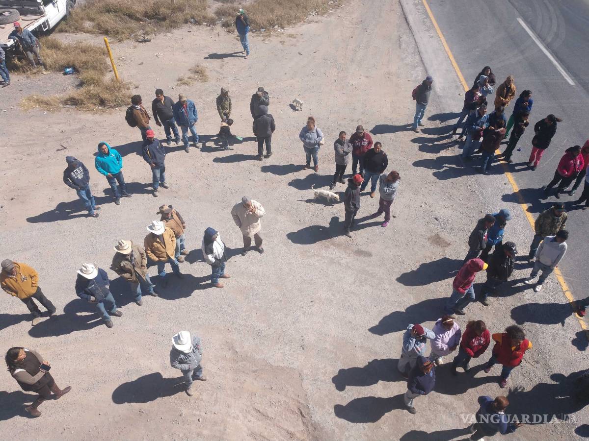 $!Caos por 6 horas en autopista de Coahuila; 200 campesinos bloquean vías para exigir cierre de basurero tóxico