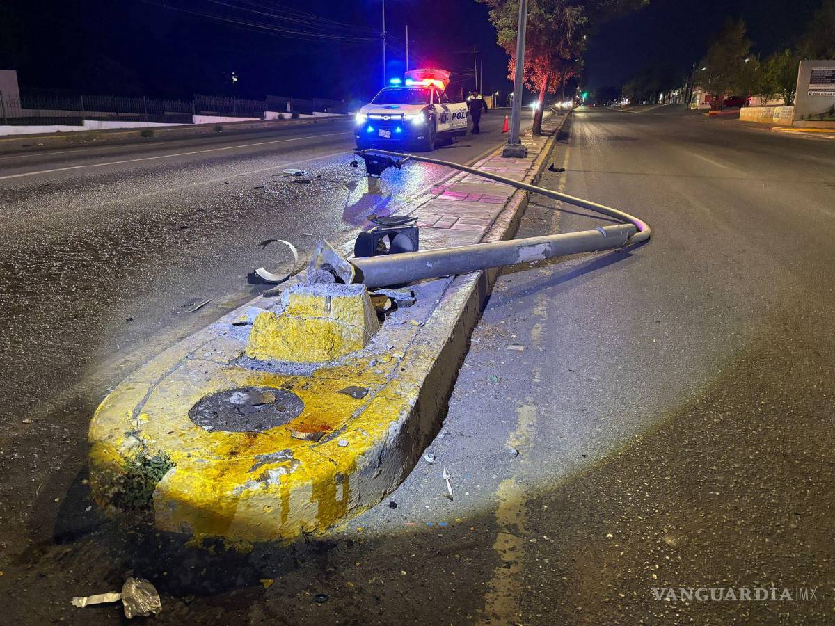$!El semáforo derribado quedó destruido en el camellón central de la calle Mariano Abasolo.