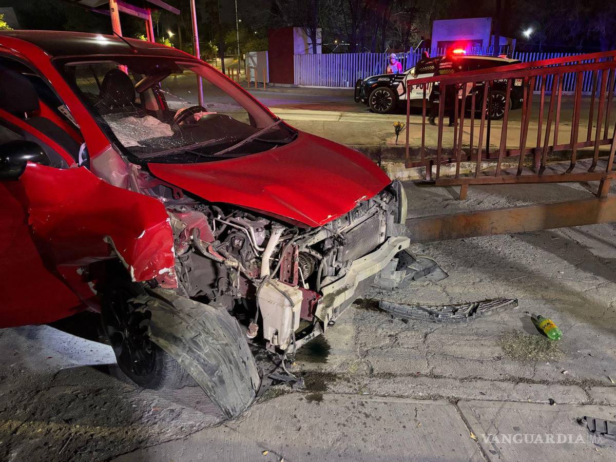 $!Una mujer que viajaba como acompañante sufrió lesiones y fue trasladada a un hospital para su valoración.