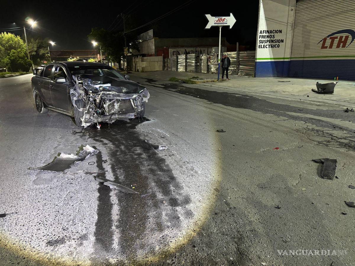 $!El impacto ocurrió cuando el conductor responsable le quitó el derecho de paso a un automóvil Mitsubishi Lancer que circulaba con preferencia, generando daños materiales considerables en ambas unidades.
