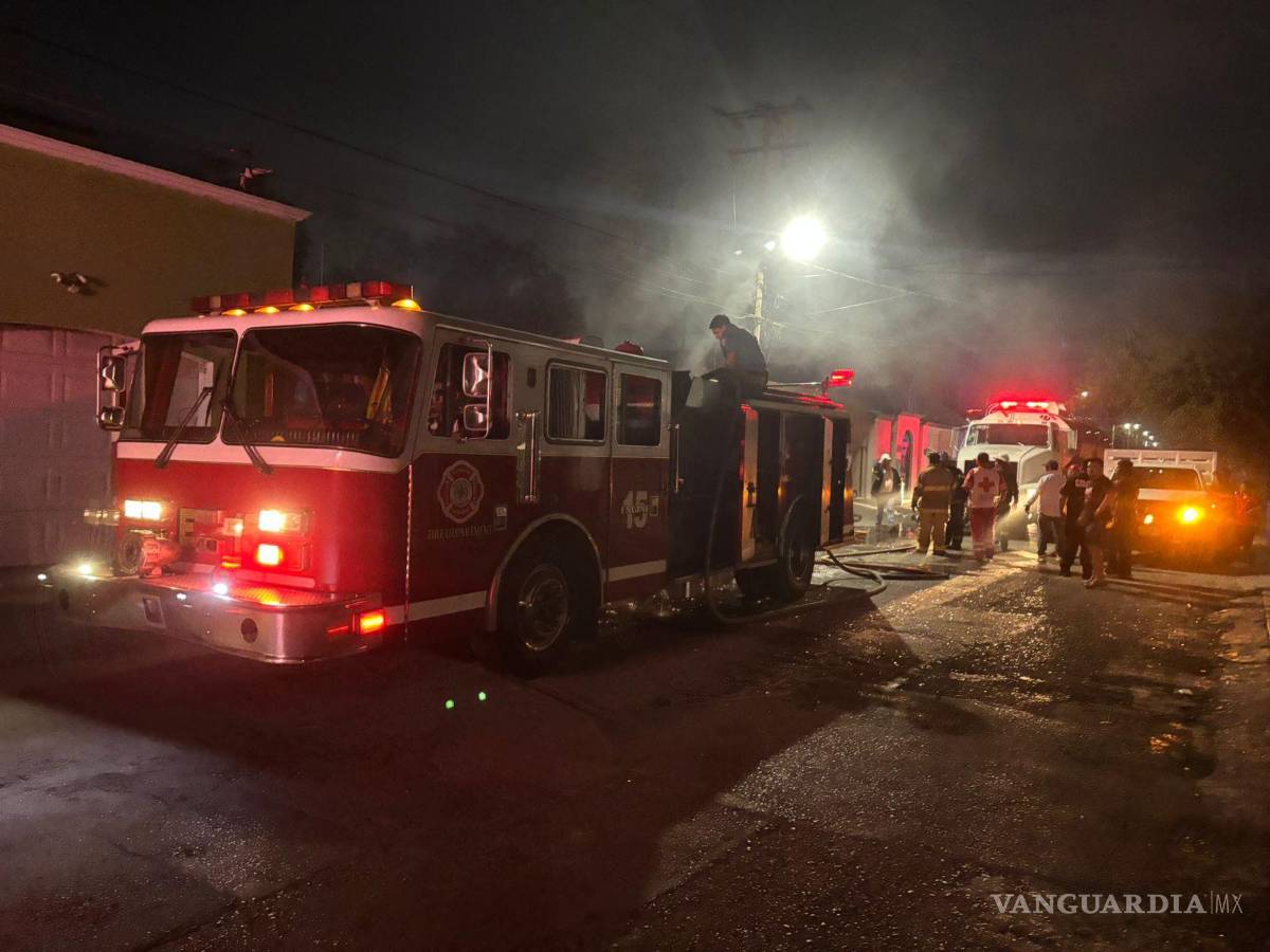 $!El fuego alcanzó un automóvil estacionado dentro de la cochera de la vivienda.