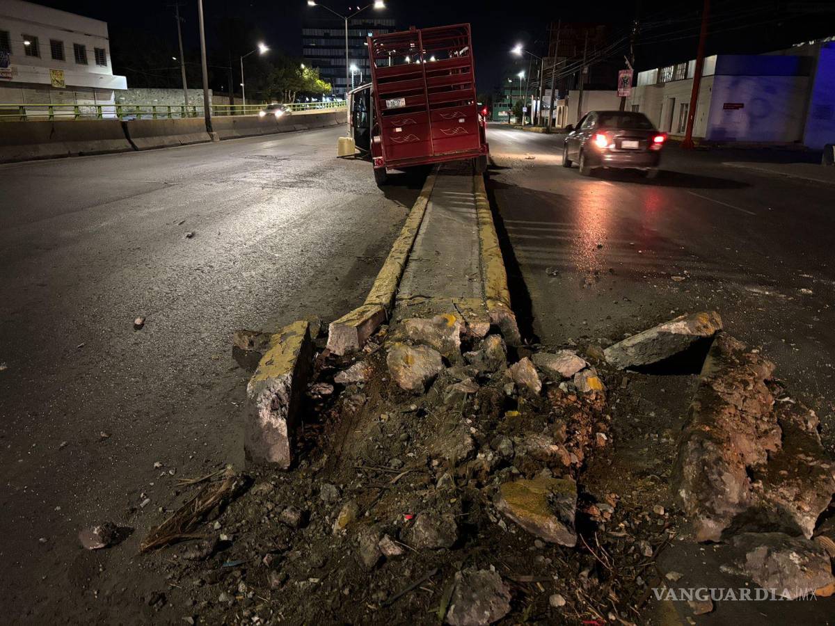 $!La camioneta Chevrolet quedó volcada sobre su costado izquierdo tras impactarse con la base de un puente.