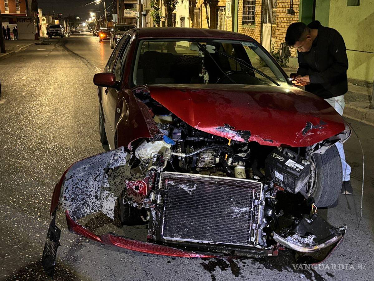 $!El percance se registró en el cruce de Mariano Matamoros y Benito Juárez, donde el vehículo responsable no respetó la señal de alto, provocando que la unidad afectada girara 180 grados y quedara obstruyendo la vialidad.