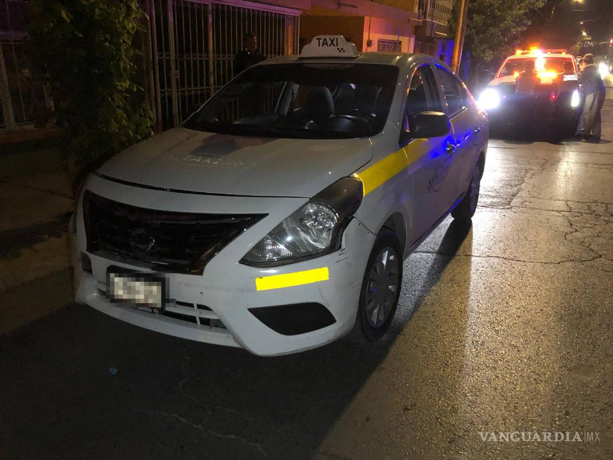 $!El taxi involucrado muestra los impactos sufridos después del incidente vial en Saltillo.