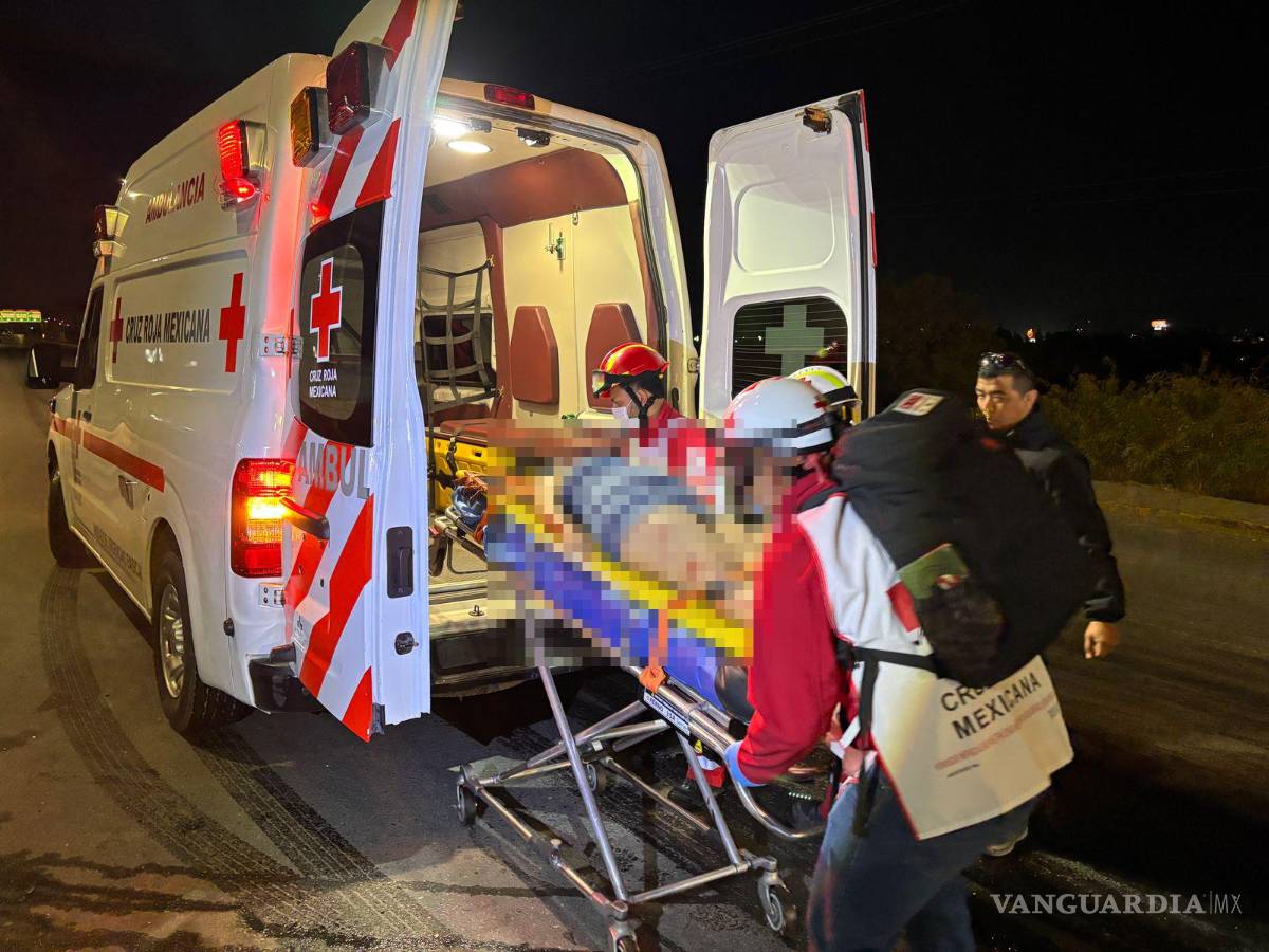 $!Paramédicos de Cruz Roja trasladaron de urgencia a la conductora al Hospital General, donde su estado de salud fue reportado como delicado.