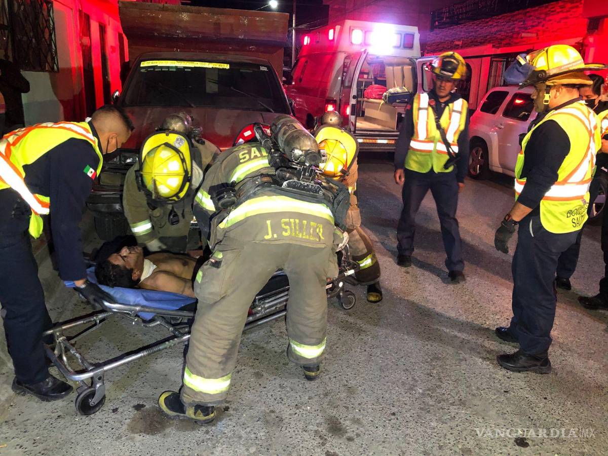 $!Los bomberos reanimaron al hombre y le proporcionaron oxígeno.