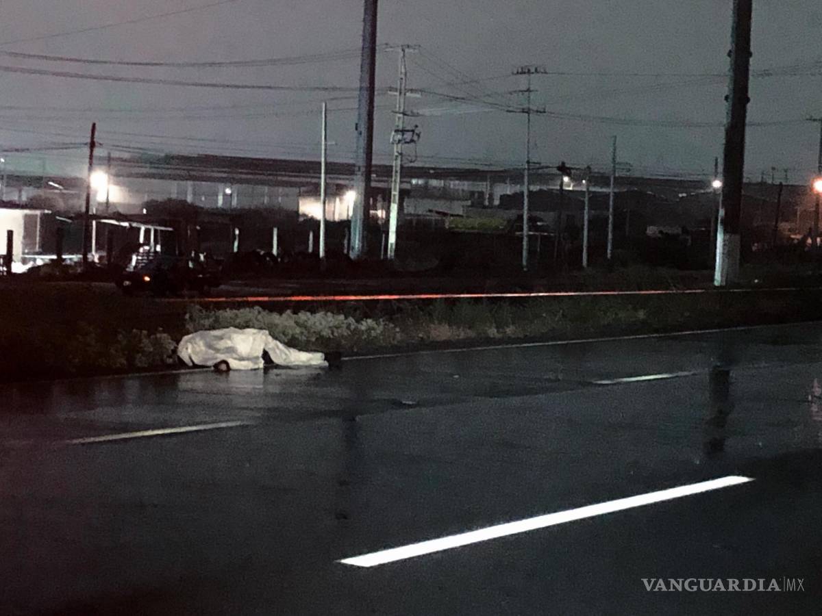 $!Elementos de la Fiscalía General del Estado realizando diligencias en el sitio del accidente para esclarecer los hechos.