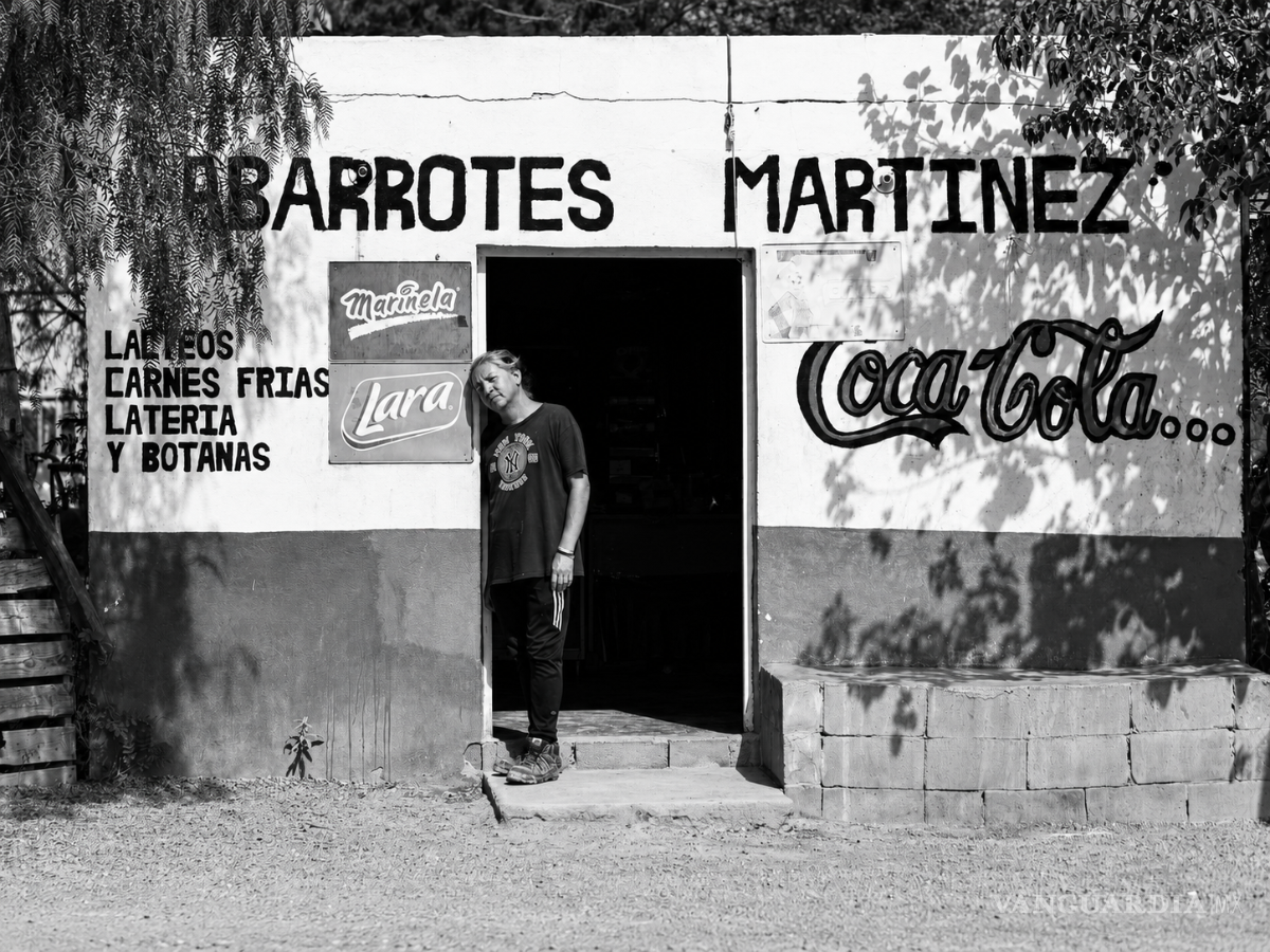 $!Al final, todo vuelve a esta puerta: Tivo atiende, escucha, guarda lo que le confían y sigue ahí, en su tienda, en el rancho, como quien aprendió a quedarse sin pedirle permiso a nadie. Los lugares que uno habita pueden ser tan rígidos como una jaula o tan cálidos que nos ayudan a sanar.