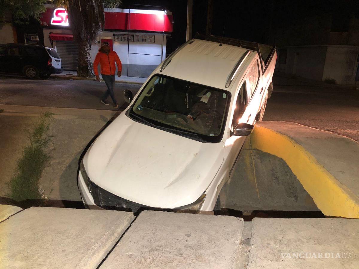 $!Una grúa fue enviada al lugar para sacar la camioneta del drenaje pluvial y trasladarla a un corralón, donde se iniciará el proceso legal correspondiente.