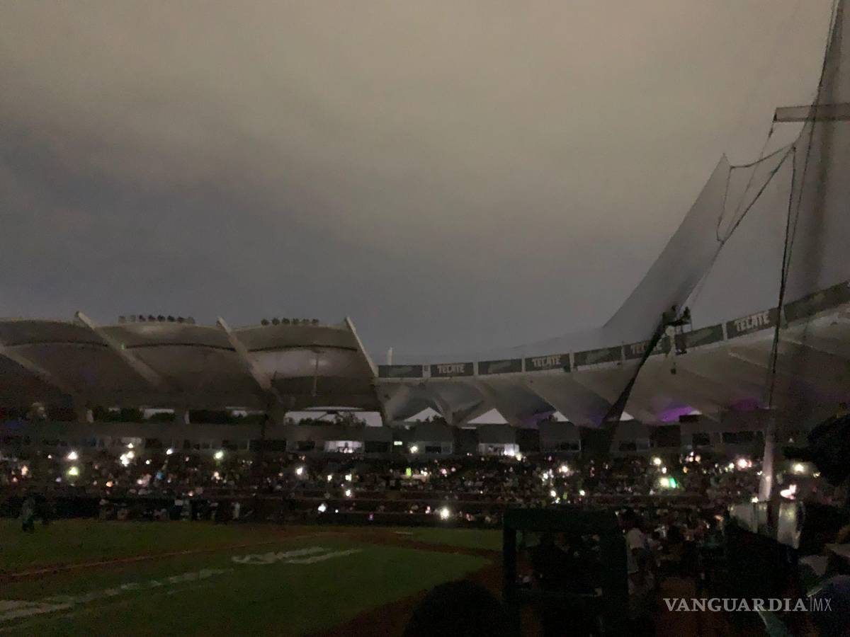 $!Los asistentes al clásico del norte esperaron poco más de una hora.