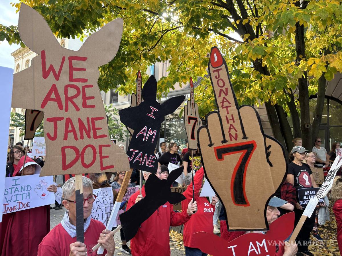 $!Personas se manifiestan contra la presunta violación grupal a una estudiante de la Universidad de Cornell este martes, en Nueva York.