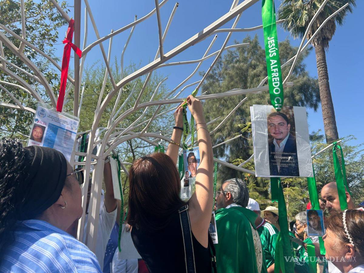 $!Familiares colocaron listones y fotografías en el Árbol de la Esperanza para mantener viva la memoria de las personas desaparecidas.