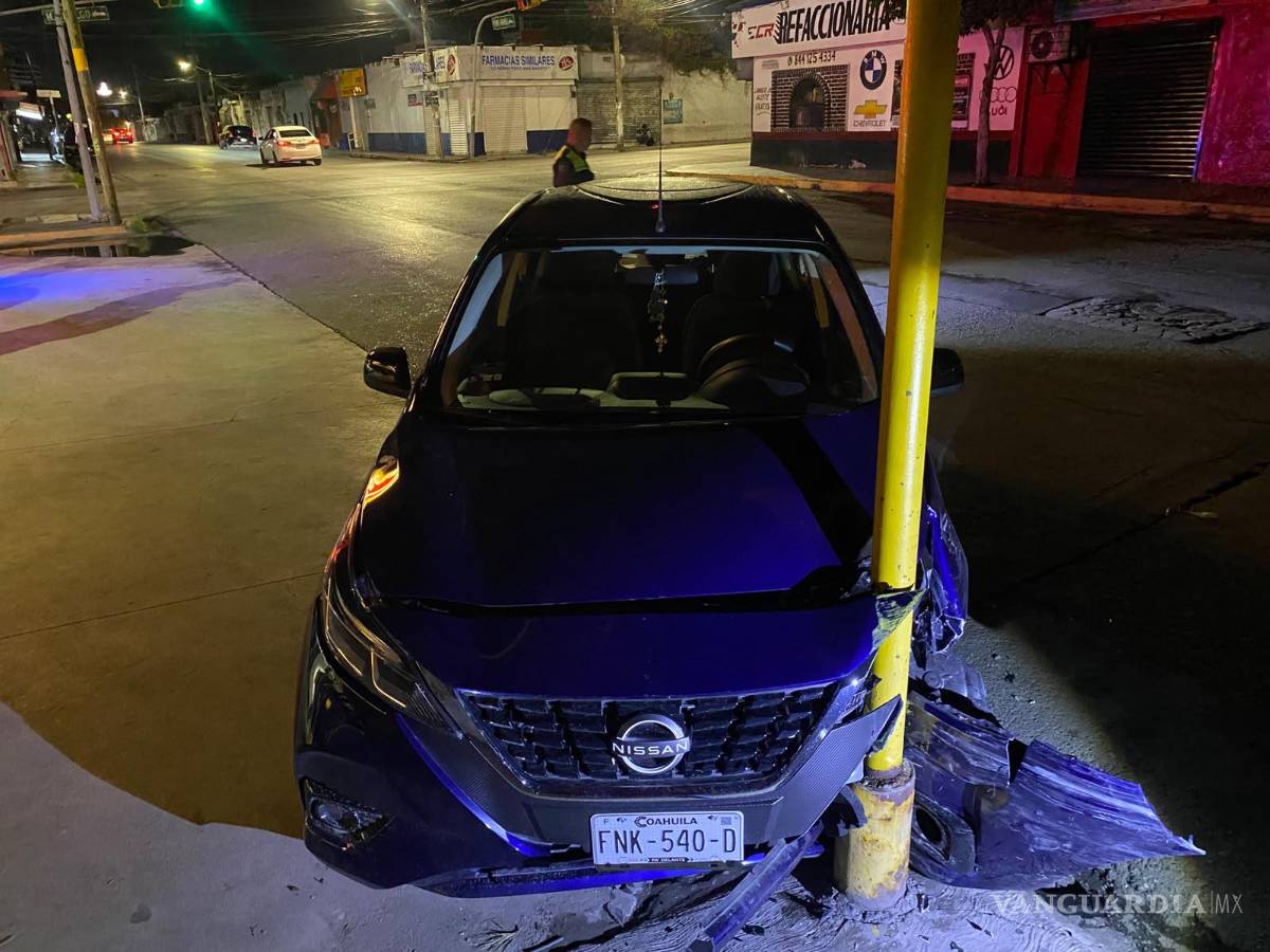 $!El Nissan March terminó contra un poste luego de que su conductor realizó una maniobra para evitar impactar al otro vehículo.