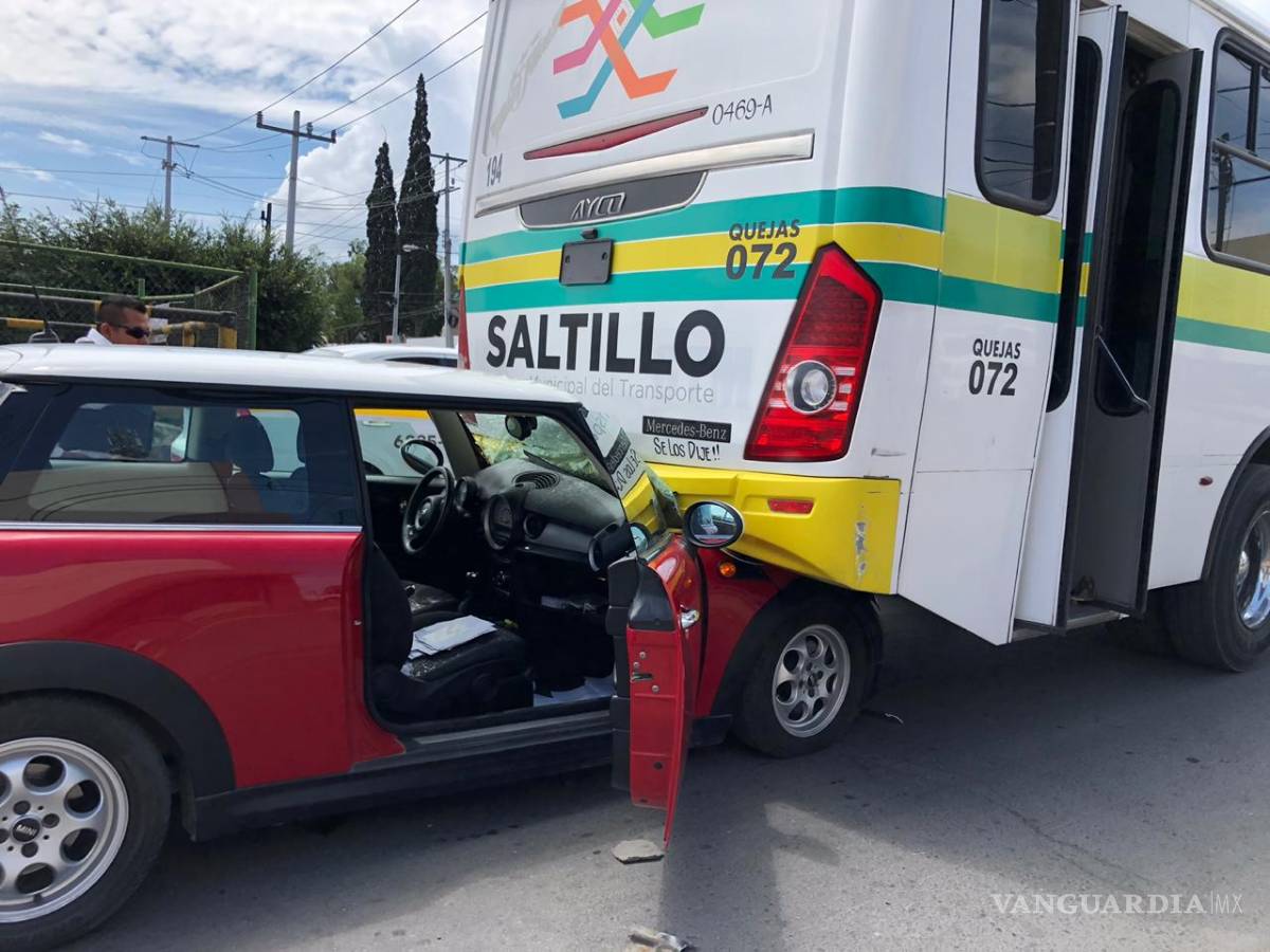 $!Conductor de Mini Cooper provoca choque por estar en su celular