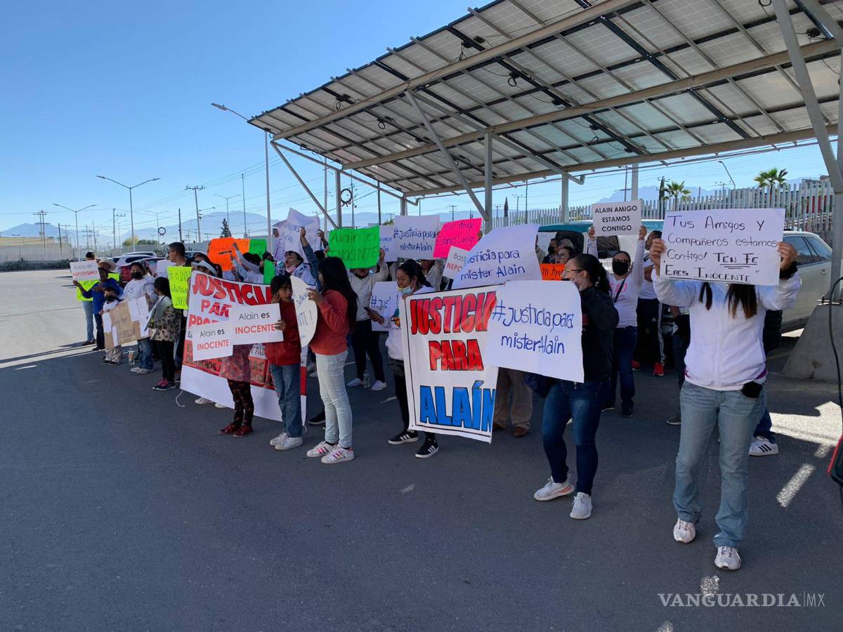 $!Al menos 60 personas entre familiares, amigos y conocidos del profesor Alain se manifestaron al exterior de Centro de Justicia Penal de Saltillo.