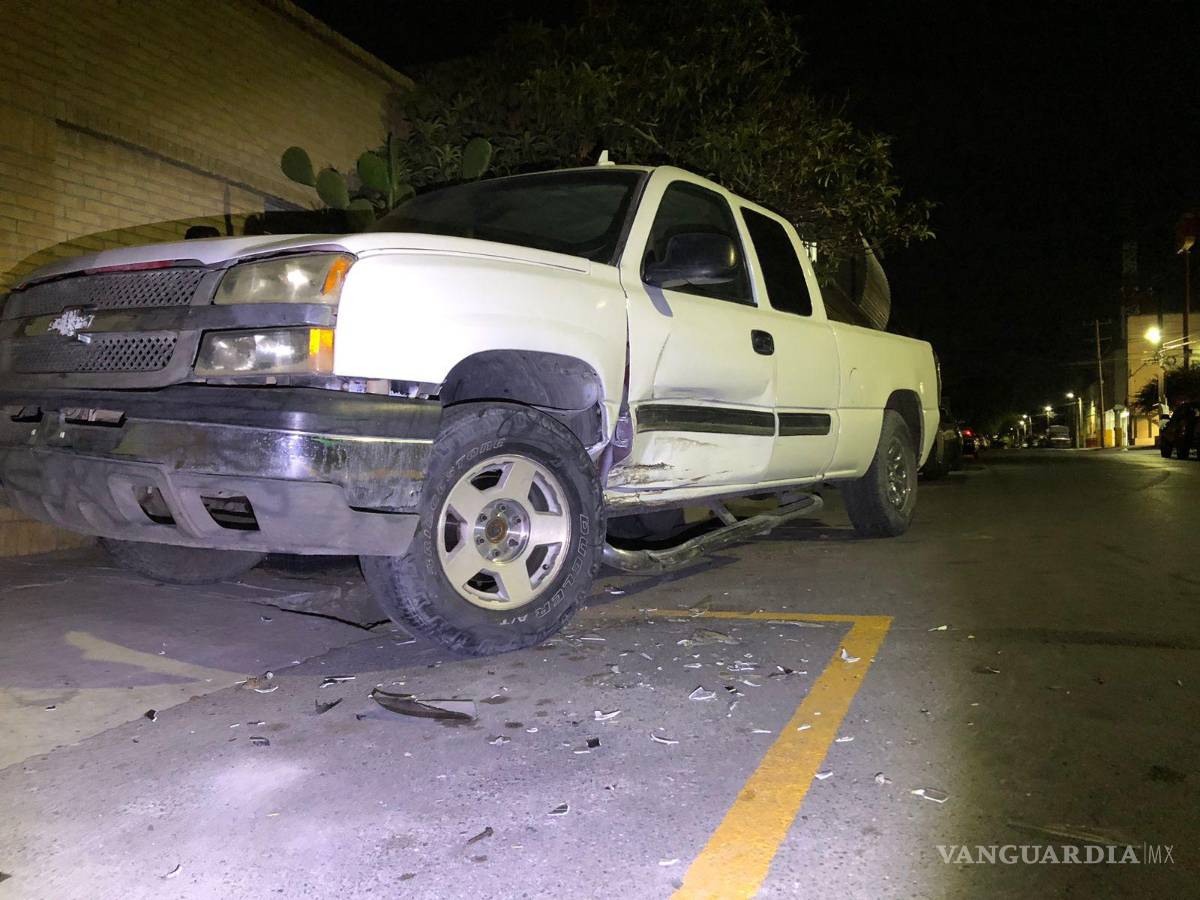 $!La camioneta terminó son severos daños.