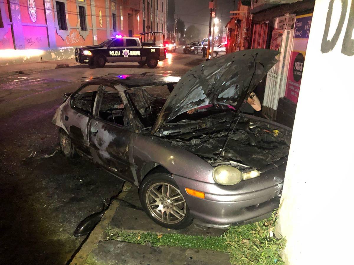 $!El velador entregó a las autoridades un video de seguridad que capturó el momento en que los individuos manipulaban el vehículo.