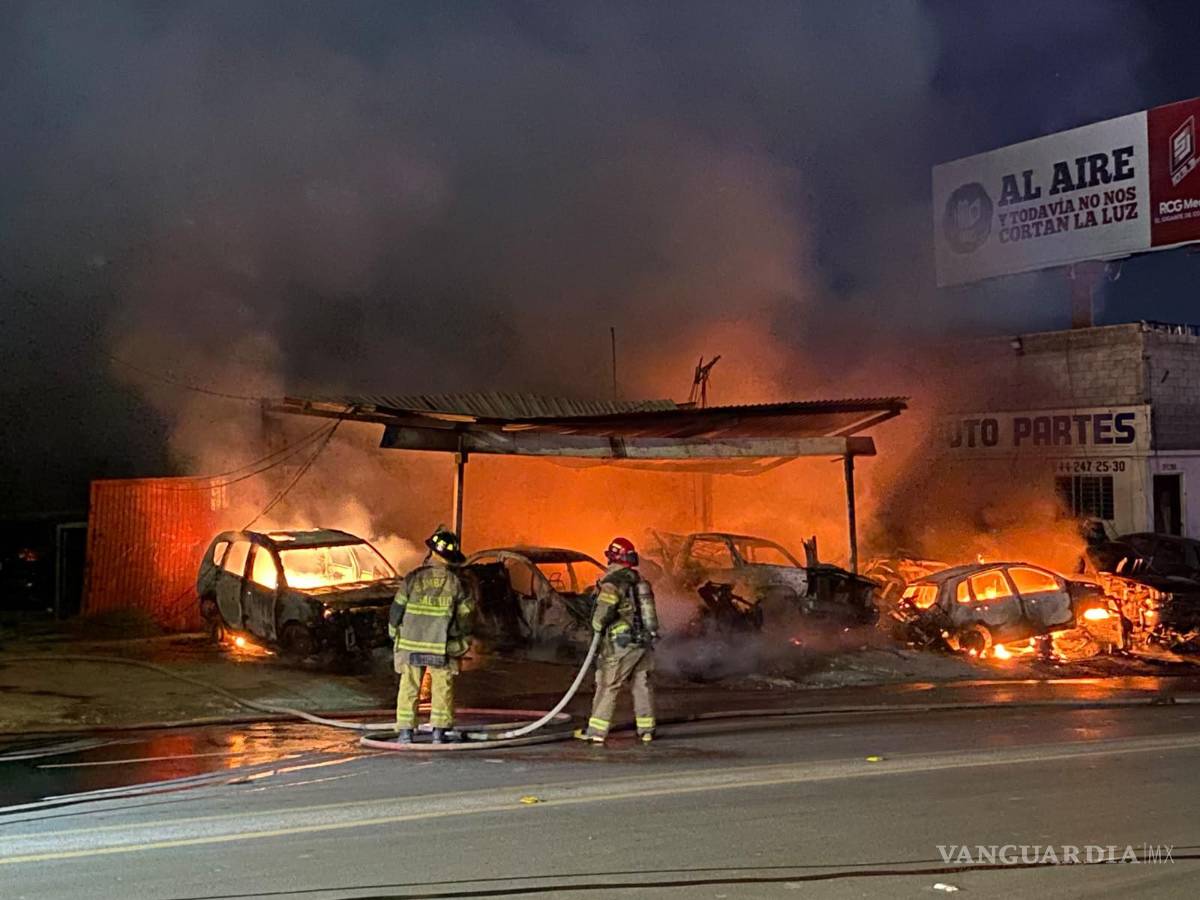 $!Elementos del Cuerpo de Bomberos trabajaron durante varios minutos para controlar las llamas y evitar que el fuego alcanzara el inmueble del establecimiento, el cual no presentó daños estructurales, de acuerdo con las autoridades.