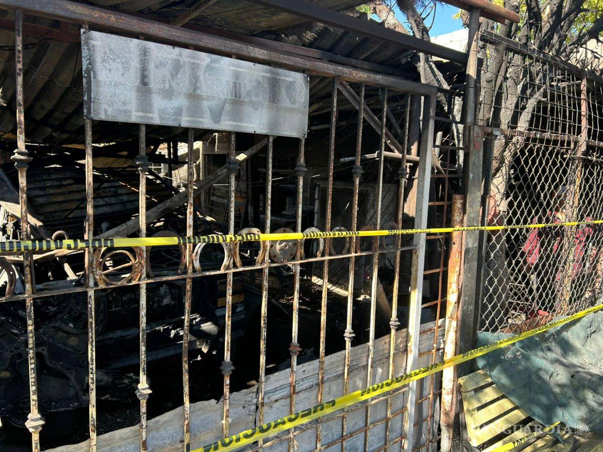 $!Autoridades realizaron las diligencias tras localizar los cuerpos entre los restos del inmueble.