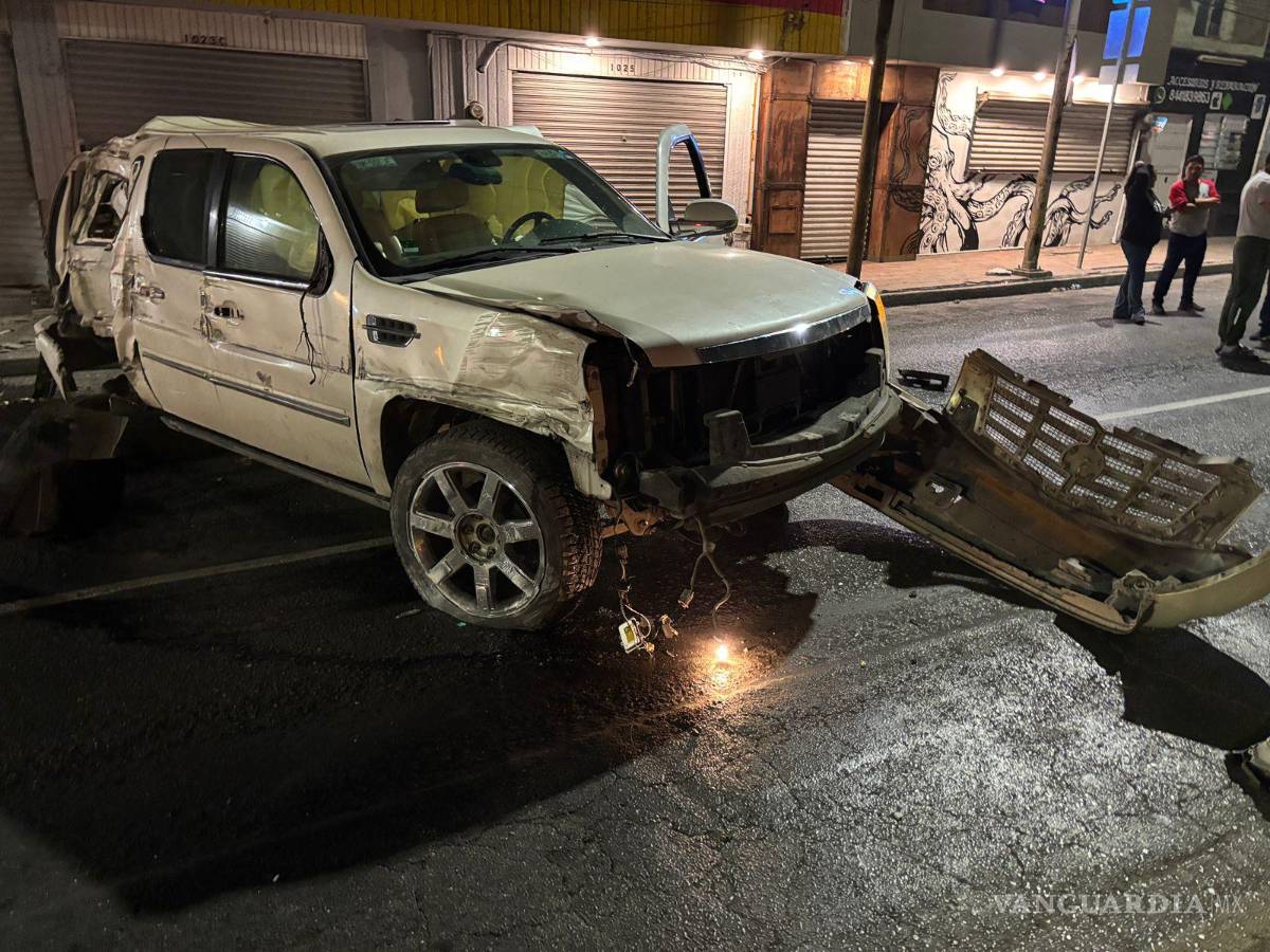 $!Elementos de Tránsito Municipal acudieron al lugar para tomar conocimiento del percance y detener a la conductora.