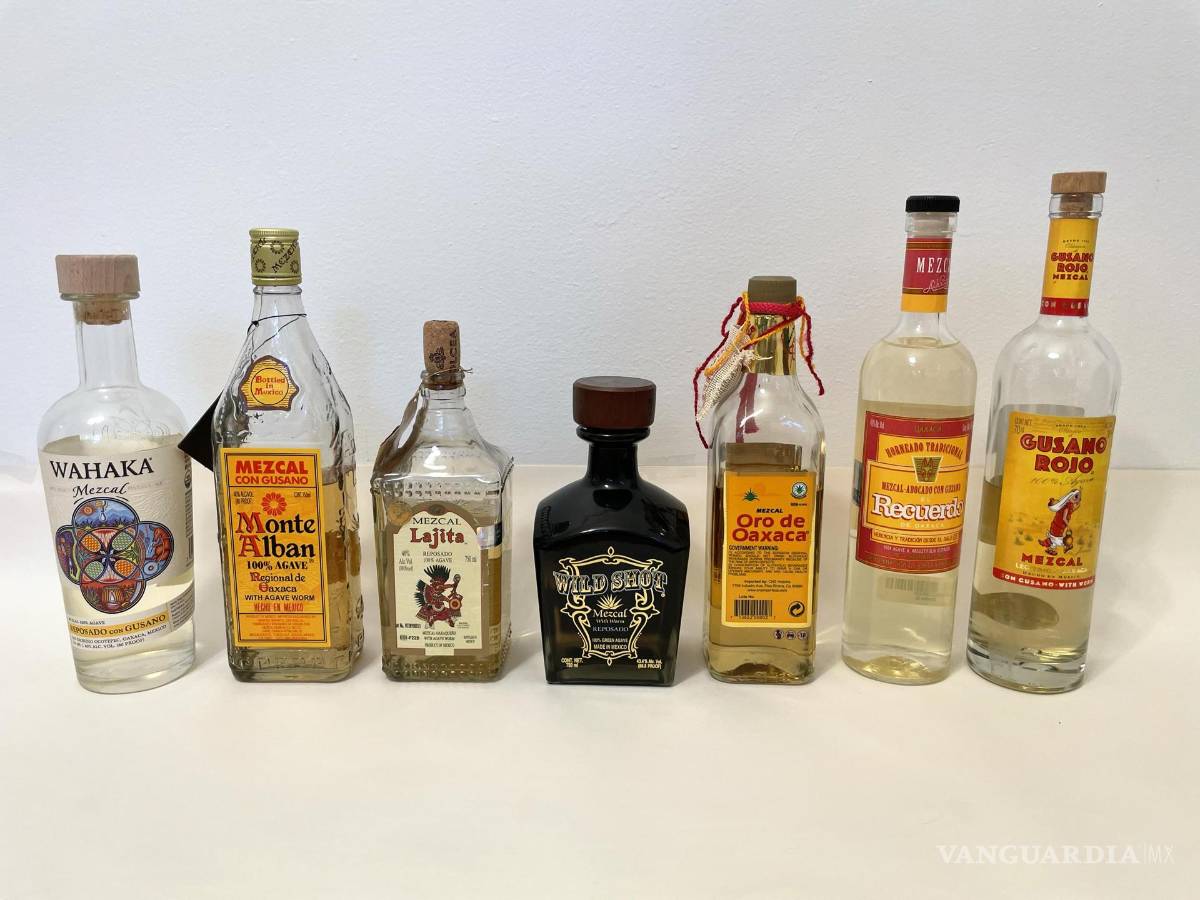 $!Botellas de diferentes tipos de mezcal a las que se realizó la prueba para la identidad de “gusanos de mezcal”.