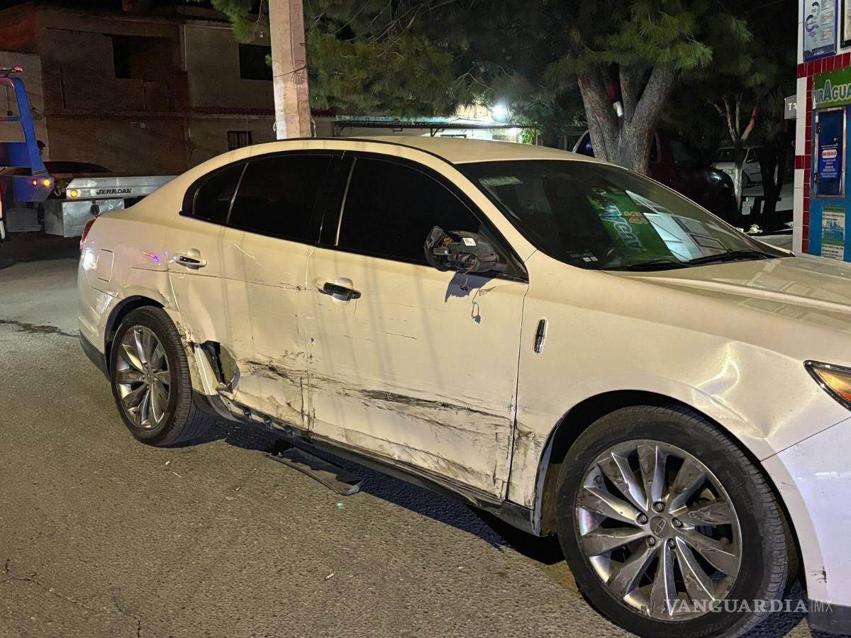 $!El accidente dejó como saldo dos vehículos con daños severos; los automóviles fueron enviados a un corralón mientras se deslindan responsabilidades.