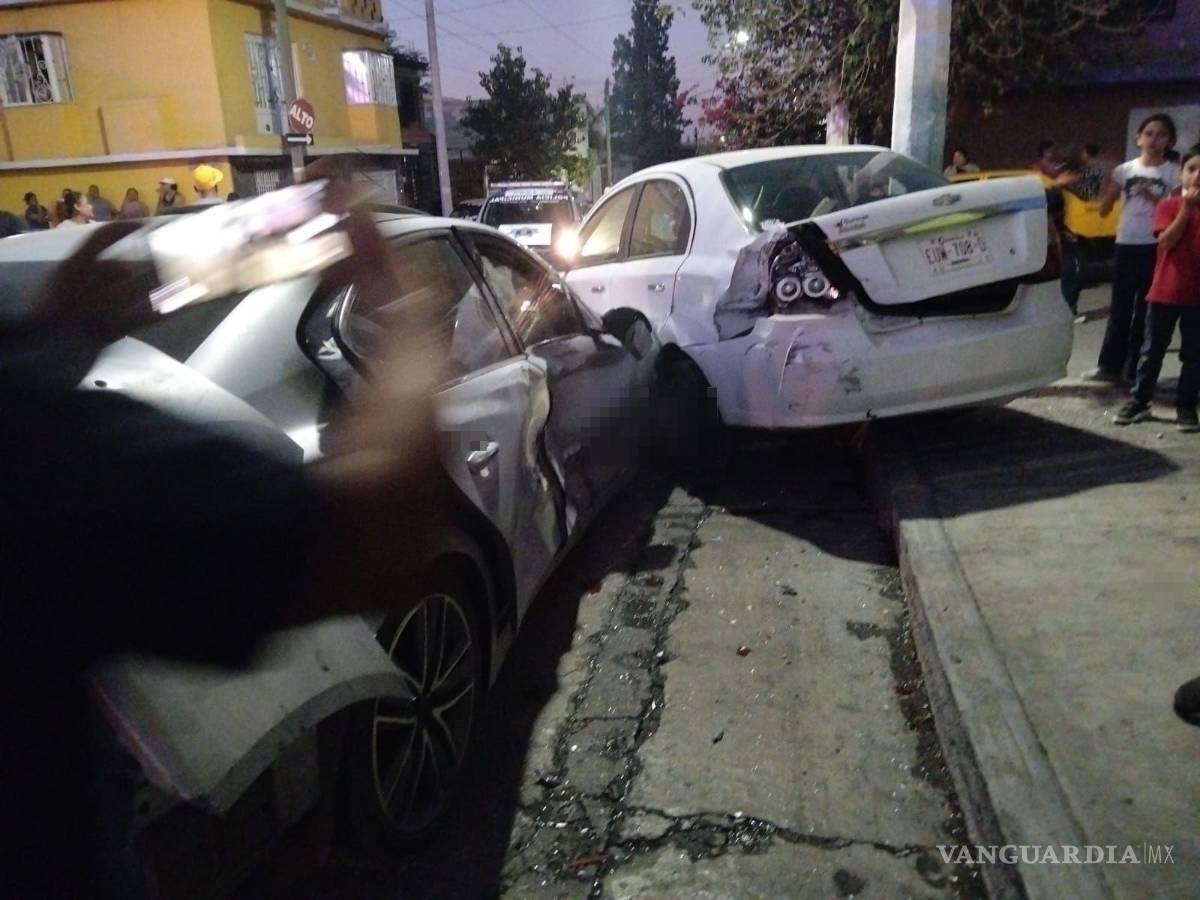 $!El vehículo Infiniti en el que huían los presuntos delincuentes quedó impactado contra un taxi y un Chevrolet Aveo.