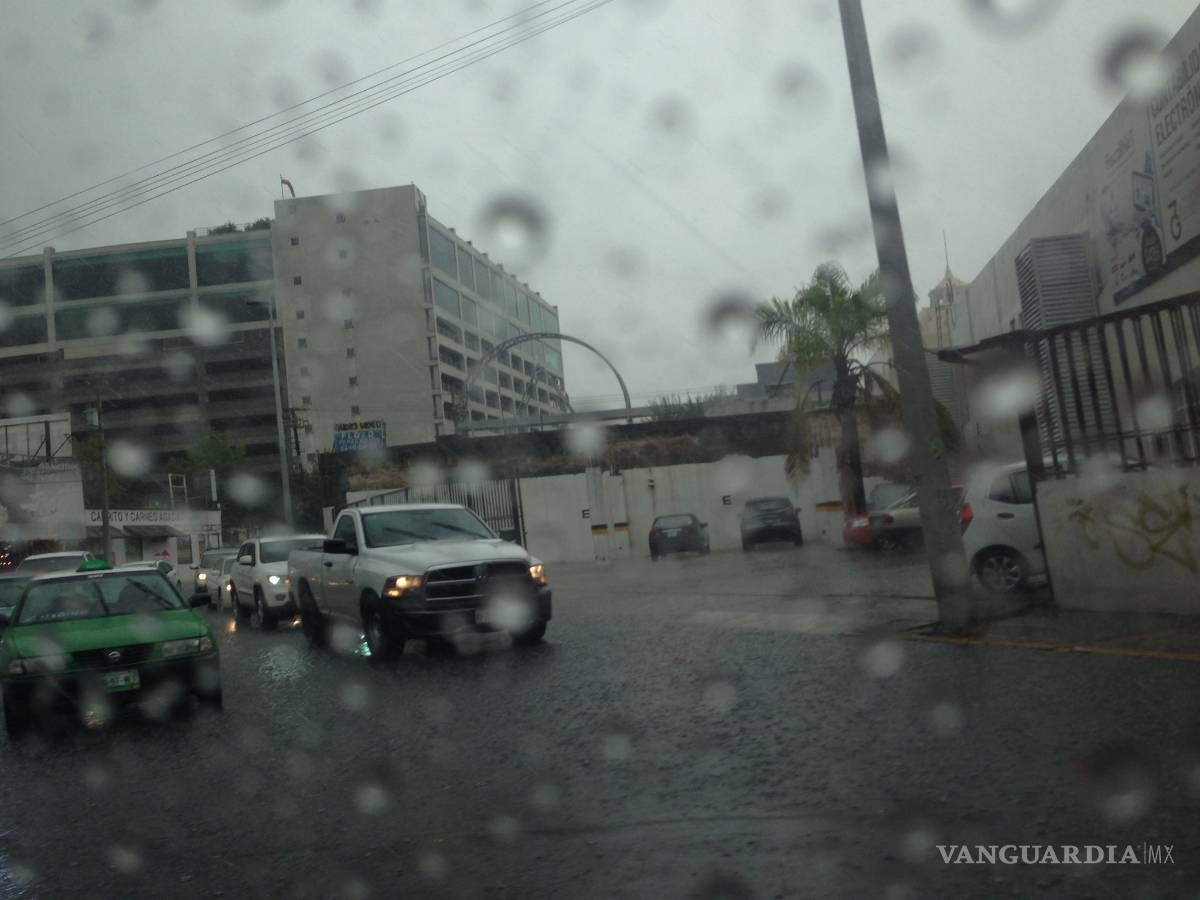 $!LLuvias provocan inundaciones y caos en Monterrey