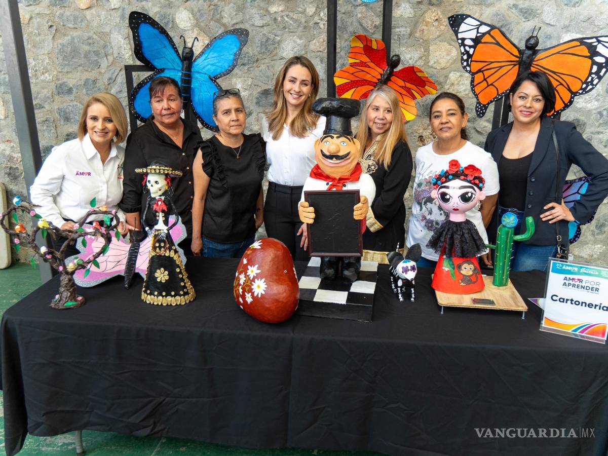 $!Participantes de los talleres exhiben sus creaciones y técnicas adquiridas en áreas como pastelería, carpintería y bisutería durante la ceremonia de graduación.