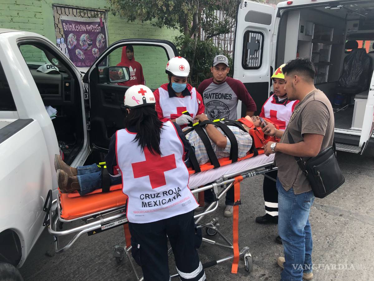 $!Joven termina prensado por elemento de la Fiscalía en colonia de Saltillo