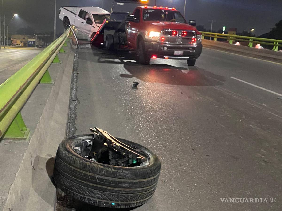 $!La unidad avanzó cerca de 100 metros por los carriles contrarios antes de detenerse contra la estructura metálica.