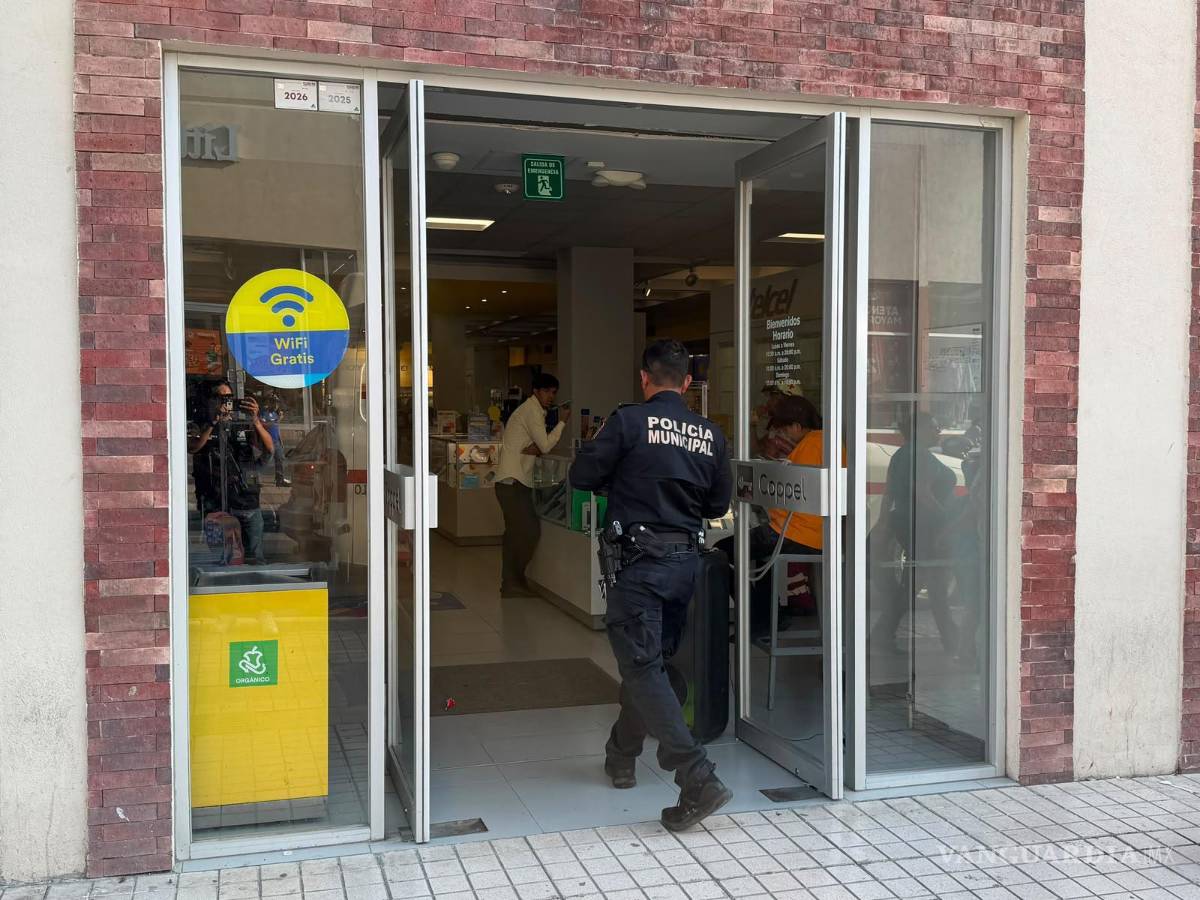 $!Policías municipales realizaron las primeras diligencias en la sucursal donde ocurrió la presunta agresión.